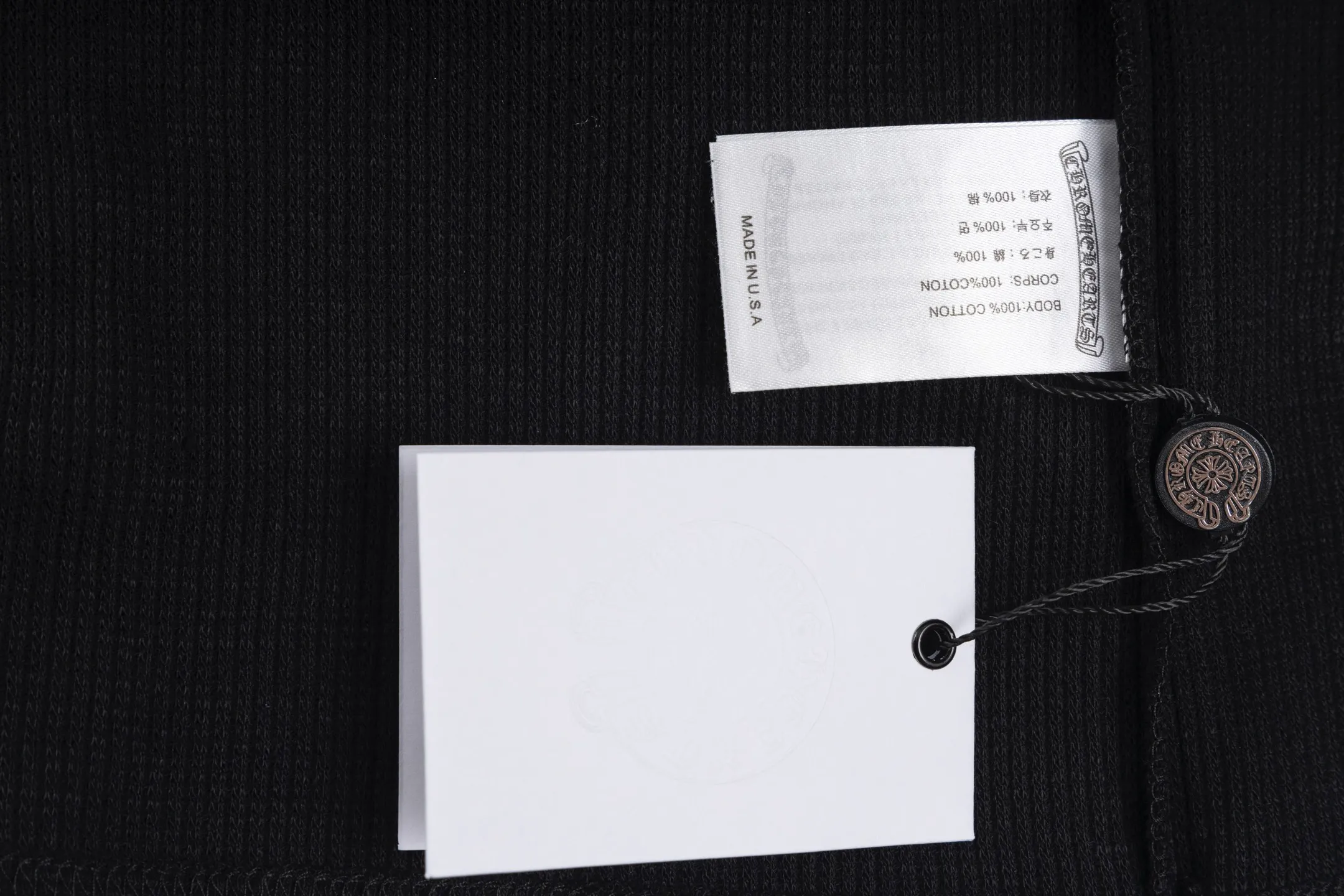 🅿️280 [Exclusive supply] CH Kroxin Sanskrit embroidered waffle short sleeves (black) The fabric is made of high-quality 230G cotton terry fabric, which is known for its clear lines and soft and delicate texture. Its waffle design not only enhances the visual effect, but also improves the breathability of the fabric. The embroidery patterns on the short sleeves are completed through fine handcrafts. In terms of craftsmanship, this short sleeve uses a special weaving machine to ensure the lightness and comfort of the fabric. The six prints on each piece of clothing have been tested through 3D electronic scanning to restore the details and ensure the clarity and fineness of the print. In addition, the overall fit of the clothes is loose and suitable for both men and women, providing a casual yet fashionable style. Size:S/M/L